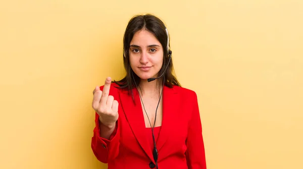 Jovem Hispânica Sentindo Raiva Irritado Rebelde Agressivo Conceito Telemarketer — Fotografia de Stock