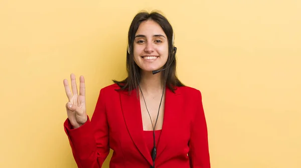 Jonge Spaanse Vrouw Glimlachend Vriendelijk Toont Nummer Drie Telemarketer Concept — Stockfoto