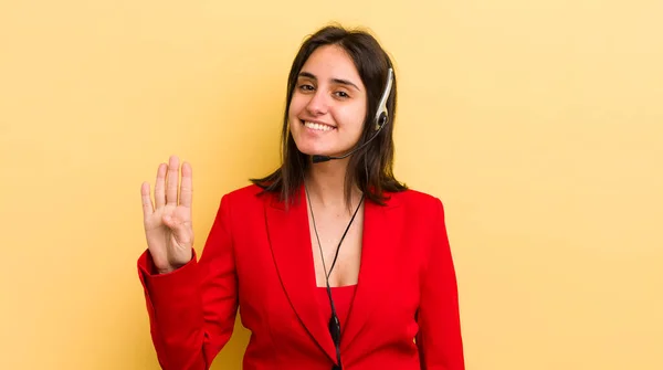 Jonge Spaanse Vrouw Glimlachend Vriendelijk Toont Nummer Vier Telemarketer Concept — Stockfoto
