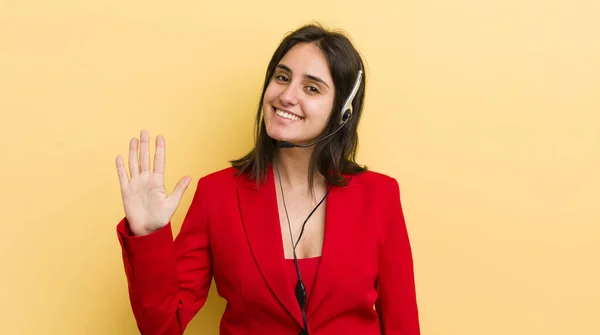Jonge Spaanse Vrouw Glimlachend Vriendelijk Toont Nummer Vijf Telemarketer Concept — Stockfoto