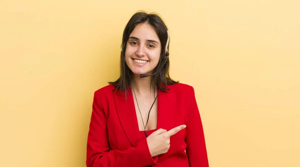 Jovem Hispânica Sorrindo Alegremente Sentindo Feliz Apontando Para Lado Conceito — Fotografia de Stock