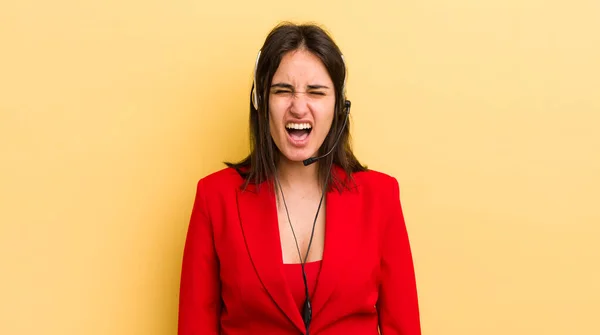 Jonge Spaanse Vrouw Schreeuwt Agressief Ziet Erg Boos Uit Telemarketer — Stockfoto