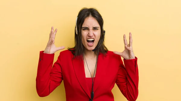 Молодая Испаноязычная Женщина Кричащая Поднятыми Руками Концепция Телемаркетера — стоковое фото