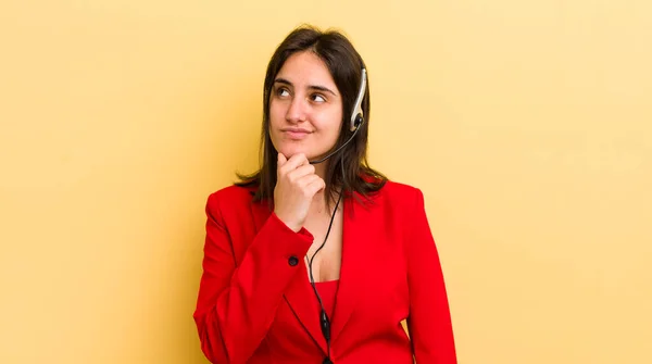 Jonge Spaanse Vrouw Denken Zich Twijfelachtig Verward Voelen Telemarketer Concept — Stockfoto