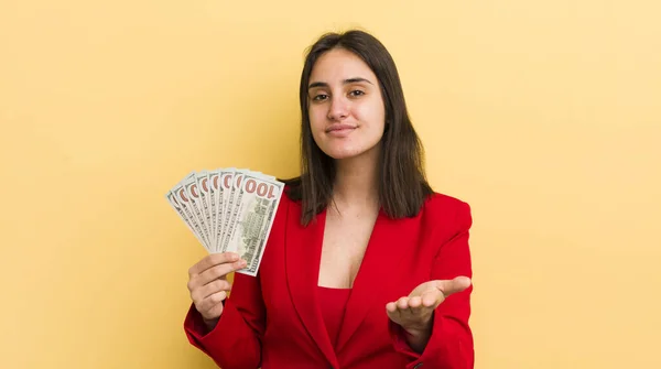 Joven Mujer Hispana Sonriendo Felizmente Con Amabilidad Ofreciendo Mostrando Concepto —  Fotos de Stock