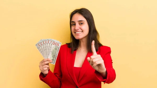 Jovem Hispânica Sorrindo Orgulhosa Confiantemente Fazendo Número Conceito Notas Dólar — Fotografia de Stock