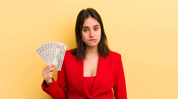 Giovane Donna Ispanica Guardando Perplesso Confuso Concetto Banconote Dollari — Foto Stock