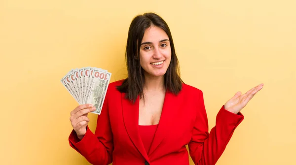 Joven Mujer Hispana Sintiéndose Feliz Sorprendida Darse Cuenta Una Solución —  Fotos de Stock