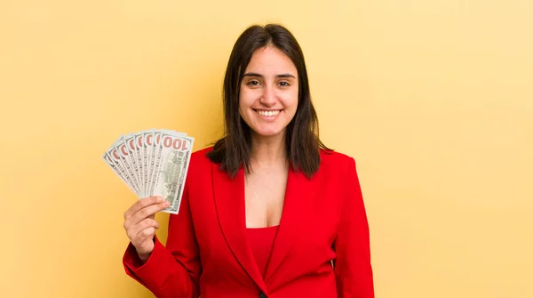 Młoda Latynoska Kobieta Wyglądająca Szczęśliwą Przyjemnie Zaskoczoną Koncepcja Banknotów Dolarowych — Zdjęcie stockowe