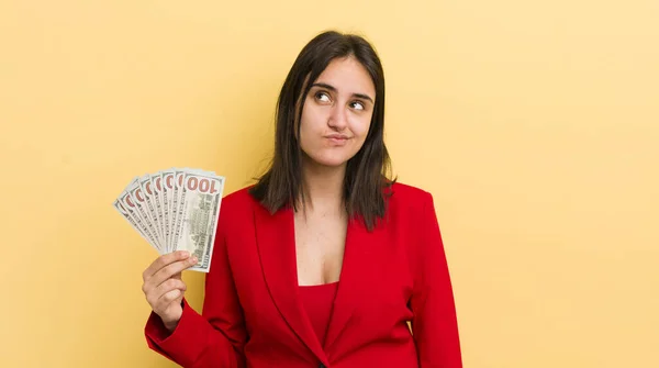 Genç Spanyol Kadın Düşünüyor Kuşkulu Şaşkın Hissediyor Dolar Banknotları Konsepti — Stok fotoğraf