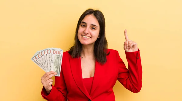 Jonge Spaanse Vrouw Voelt Zich Een Gelukkig Opgewonden Genie Het — Stockfoto