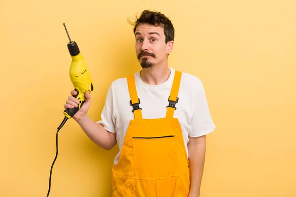 Schouders Ophalen Zich Verward Onzeker Voelen Klusjesman Met Boorconcept — Stockfoto