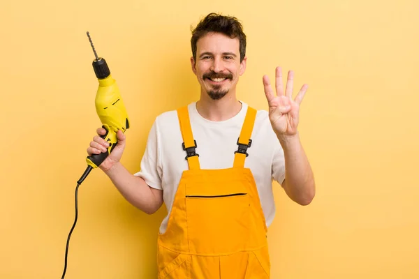 Hij Glimlacht Ziet Vriendelijk Uit Toont Nummer Vier Klusjesman Met — Stockfoto