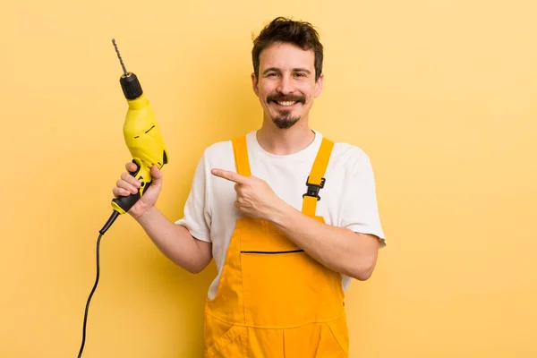 Vrolijk Glimlachen Zich Gelukkig Voelen Naar Zijkant Wijzen Klusjesman Met — Stockfoto