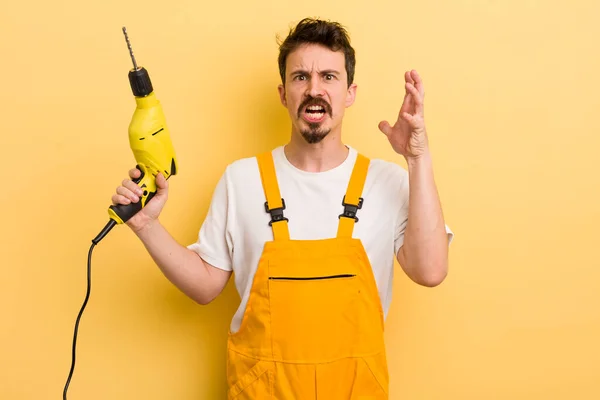 Schreeuwend Met Handen Lucht Klusjesman Met Boorconcept — Stockfoto