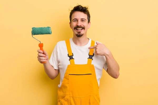 Känna Sig Lycklig Och Peka Sig Själv Med Upphetsad Målning — Stockfoto