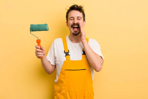 Man Känner Sig Lycklig Ger Ett Stort Rop Med Händerna — Stockfoto