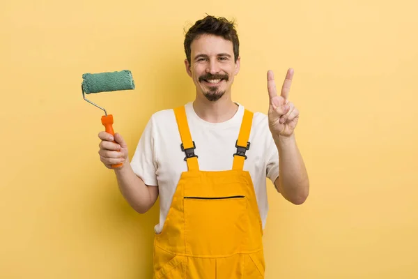 Homem Sorrindo Olhando Amigável Mostrando Número Dois Pintura Home Conceito — Fotografia de Stock