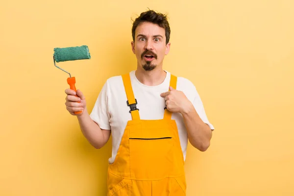 Hombre Mirando Sorprendido Sorprendido Con Boca Abierta Apuntando Hacia Mismo —  Fotos de Stock