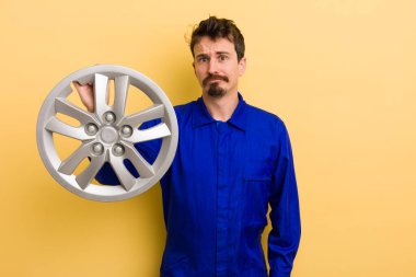 Adam üzgün ve mızmızlanıyor. Mutsuz bir bakışı var ve ağlıyor. araba tamircisi konsepti