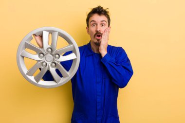 Adam şok olmuş ve korkmuş hissediyor. araba tamircisi konsepti