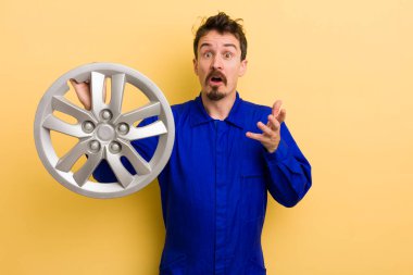 İnsanoğlu inanılmaz bir sürprizle şaşkına döndü, şaşırdı ve hayrete düştü. araba tamircisi konsepti