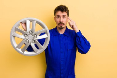 Adam şaşırmış görünüyor, yeni bir düşünceyi, fikri ya da konsepti fark ediyor. araba tamircisi konsepti