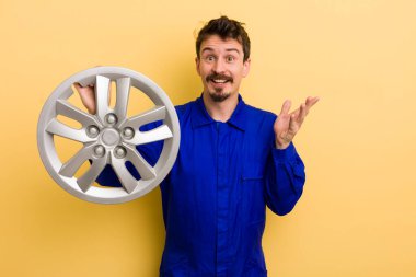 Mutlu hisseden bir adam, bir çözüm ya da fikir bulduğunda şaşırır. araba tamircisi konsepti