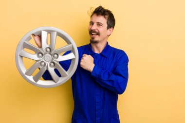 Adam kendini mutlu hisseder ve bir meydan okumayla yüzleşir ya da kutlama yapar. araba tamircisi konsepti