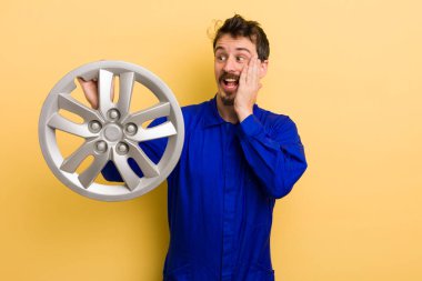 Adam mutlu, heyecanlı ve şaşırmış hissediyor. araba tamircisi konsepti