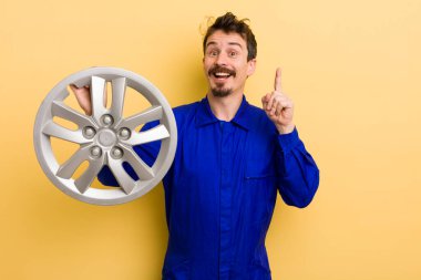 Bir fikri fark ettikten sonra mutlu ve heyecanlı bir dahi gibi hisseden bir adam. araba tamircisi konsepti
