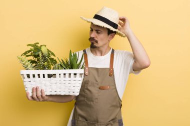 Mutlu bir şekilde gülümseyen, hayal kuran ya da şüphe duyan bir adam. Bahçıvan konsepti