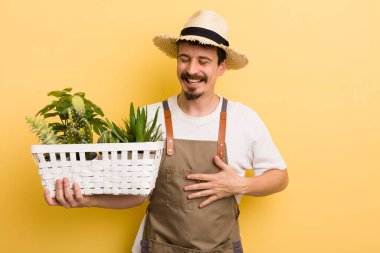 Adam komik bir şakaya yüksek sesle gülüyor. Bahçıvan konsepti