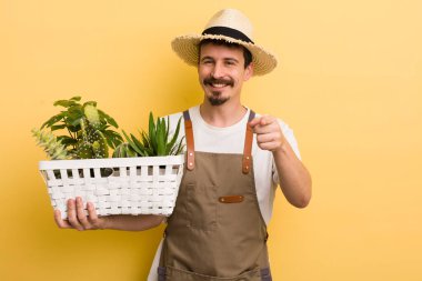 Adam kamerayı göstererek seni seçiyor. Bahçıvan konsepti