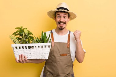 Adam şok olmuş hissediyor, gülüyor ve başarıyı kutluyor. Bahçıvan konsepti