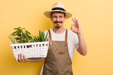 Adam kendini mutlu hissediyor, iyi bir jestle onay veriyor. Bahçıvan konsepti