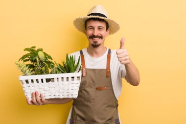 Adam gururlu, olumlu bir şekilde gülümsüyor. Bahçıvan konsepti