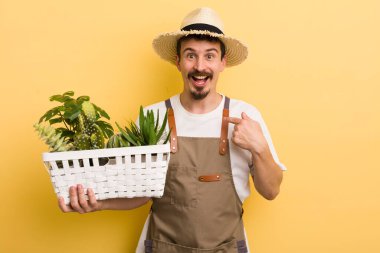 Adam mutlu hissediyor ve heyecanla kendini işaret ediyor. Bahçıvan konsepti