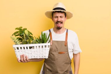 Neşeli ve asi tavırlı bir adam, şaka yapıyor ve dilini dışarı çıkarıyor. Bahçıvan konsepti