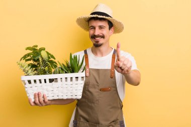 Adam gururla gülümsüyor ve kendinden emin bir numara oluyor. Bahçıvan konsepti