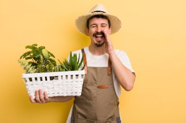 Adam kendini mutlu hissediyor, elleri ağızda bağırıyor. Bahçıvan konsepti