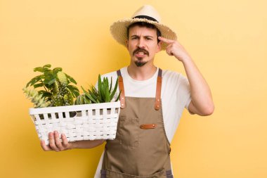 Adam şaşkın ve şaşkın hissediyor, deli olduğunu gösteriyor. Bahçıvan konsepti