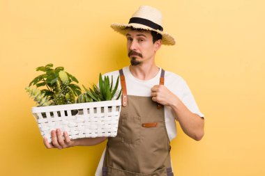 Adam kibirli, başarılı, pozitif ve gururlu görünüyor. Bahçıvan konsepti