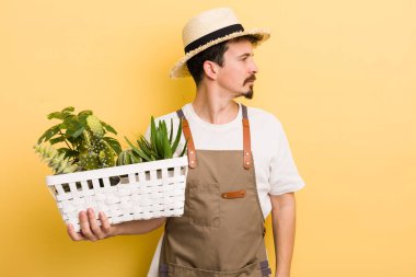 Profil görüşlü bir adam hayal kuruyor ya da hayal kuruyor. Bahçıvan konsepti