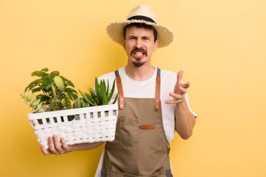 Adam sinirli, sinirli ve sinirli görünüyor. Bahçıvan konsepti