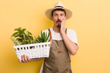 Adam şok olmuş ve korkmuş hissediyor. Bahçıvan konsepti