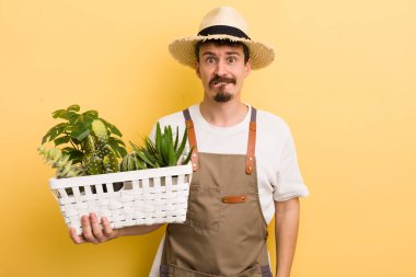 Adam şaşkın ve şaşkın görünüyor. Bahçıvan konsepti