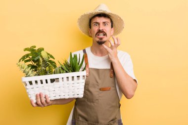 Adam umutsuz, hayal kırıklığına uğramış ve stresli görünüyor. Bahçıvan konsepti
