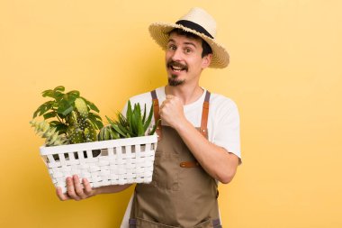 Adam kendini mutlu hisseder ve bir meydan okumayla yüzleşir ya da kutlama yapar. Bahçıvan konsepti