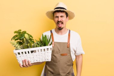 Adam iğreniyor, sinirleniyor ve dilini çıkarıyor. Bahçıvan konsepti